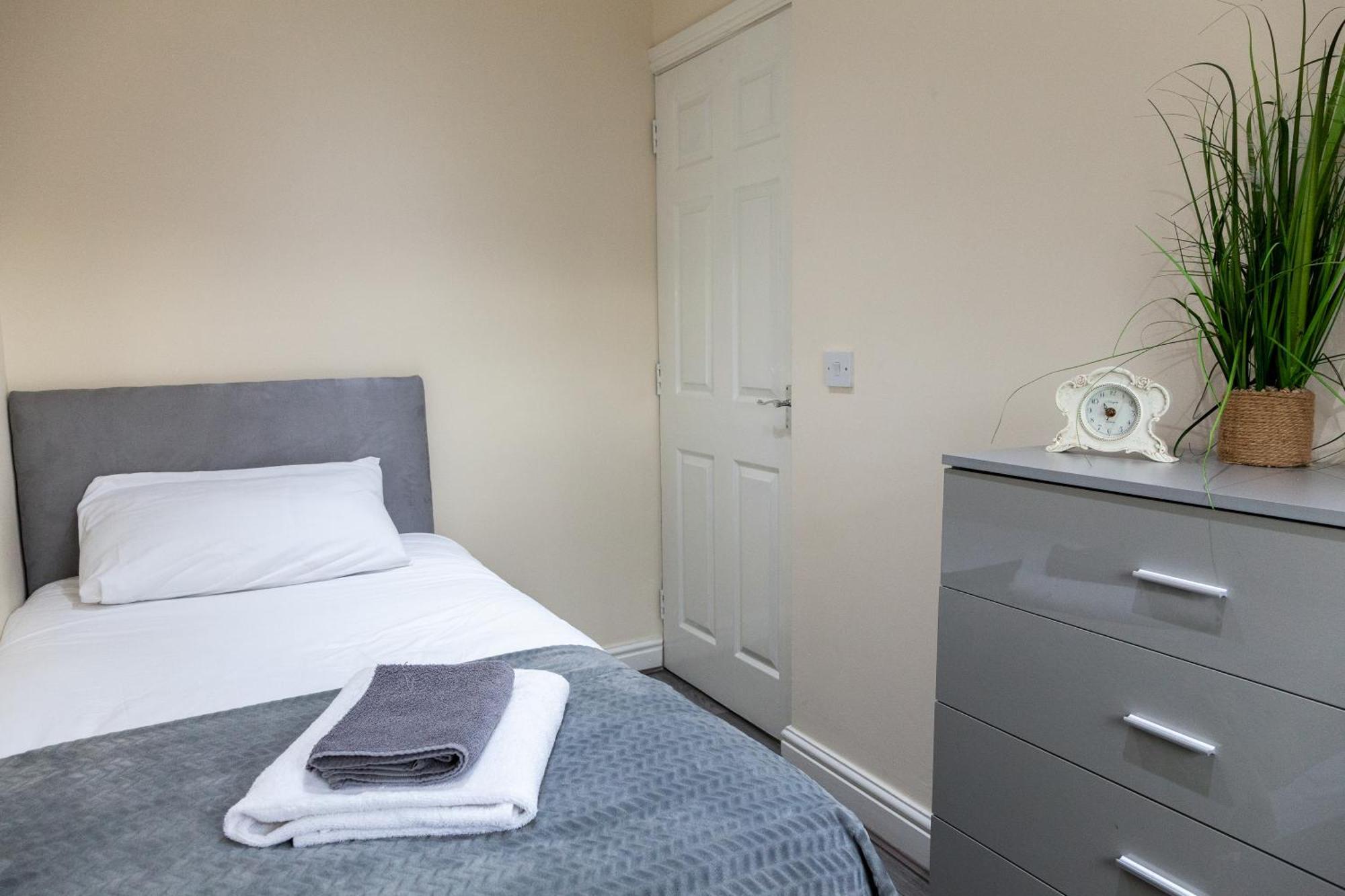 Pinfold Court Apartments Knowsley Buitenkant foto